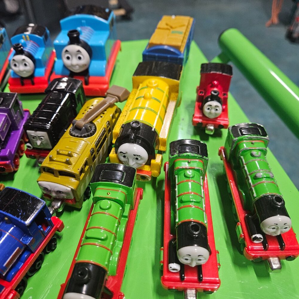 HUGE LOT of 77 Thomas and Friends Trains - Picture 9 of 16